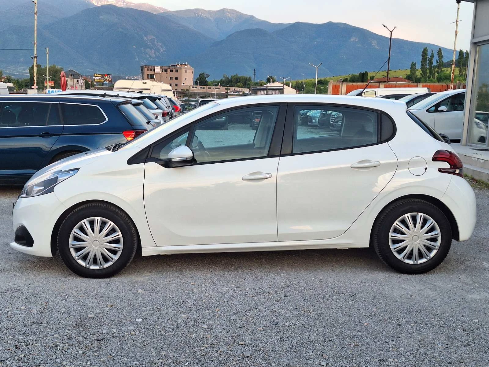 Peugeot 208 1.6HDI-FACE LIFT-EURO6, снимка 2 - Автомобили и джипове - 54919340