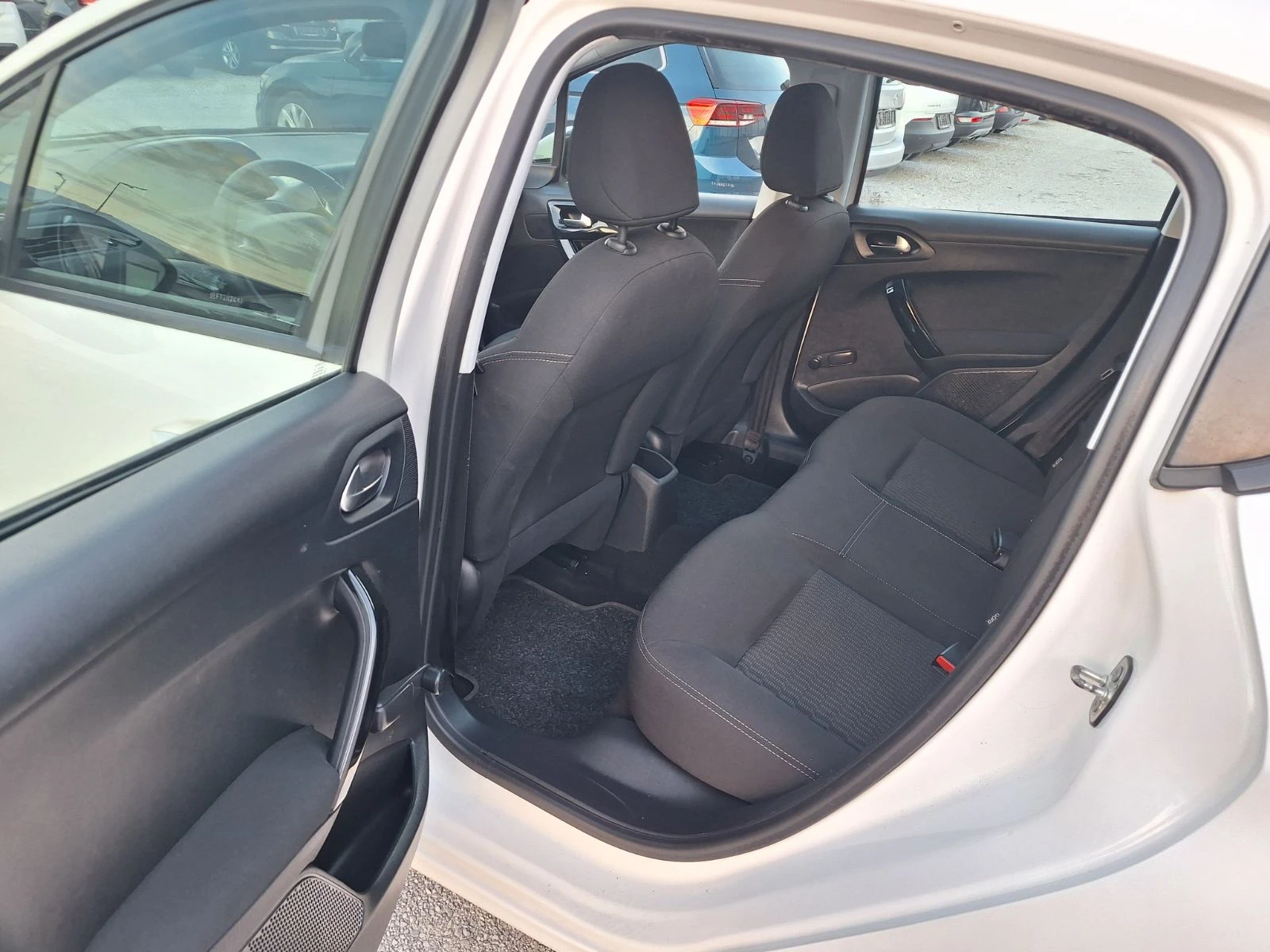 Peugeot 208 1.6HDI-FACE LIFT-EURO6, снимка 12 - Автомобили и джипове - 54919340