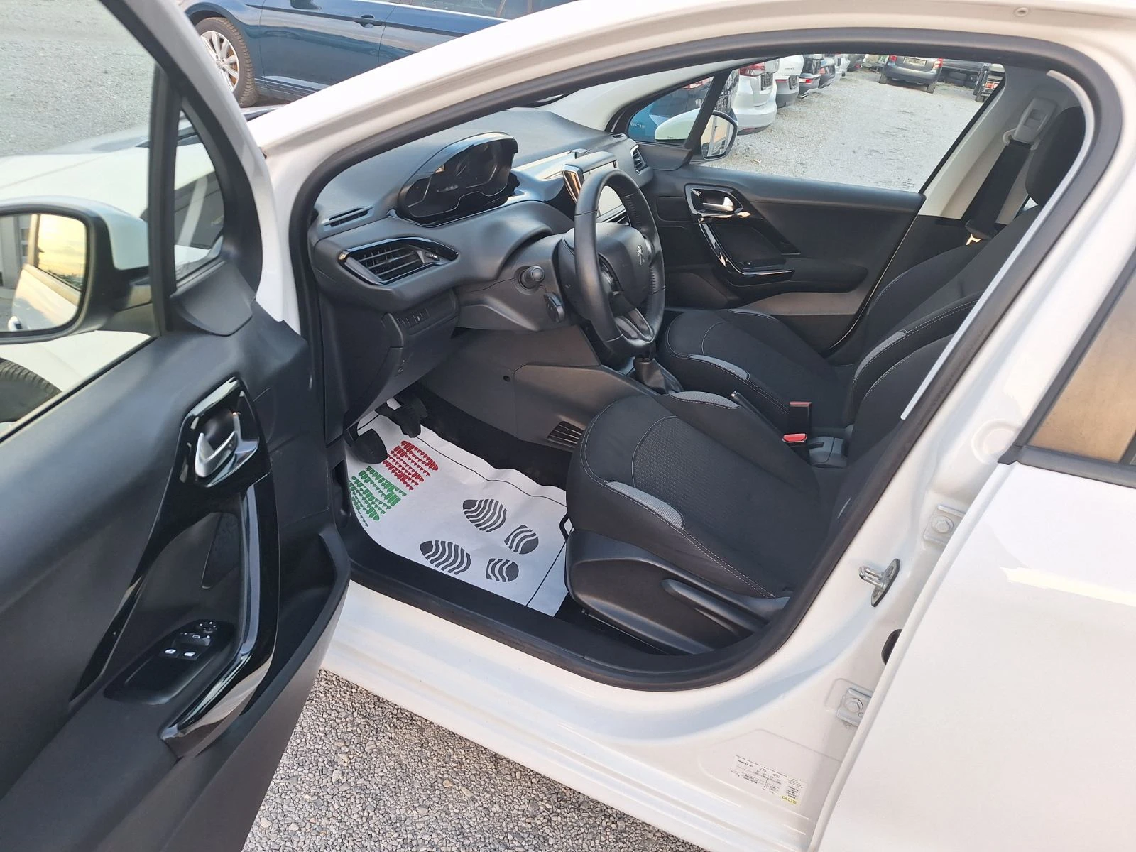 Peugeot 208 1.6HDI-FACE LIFT-EURO6, снимка 9 - Автомобили и джипове - 54919340