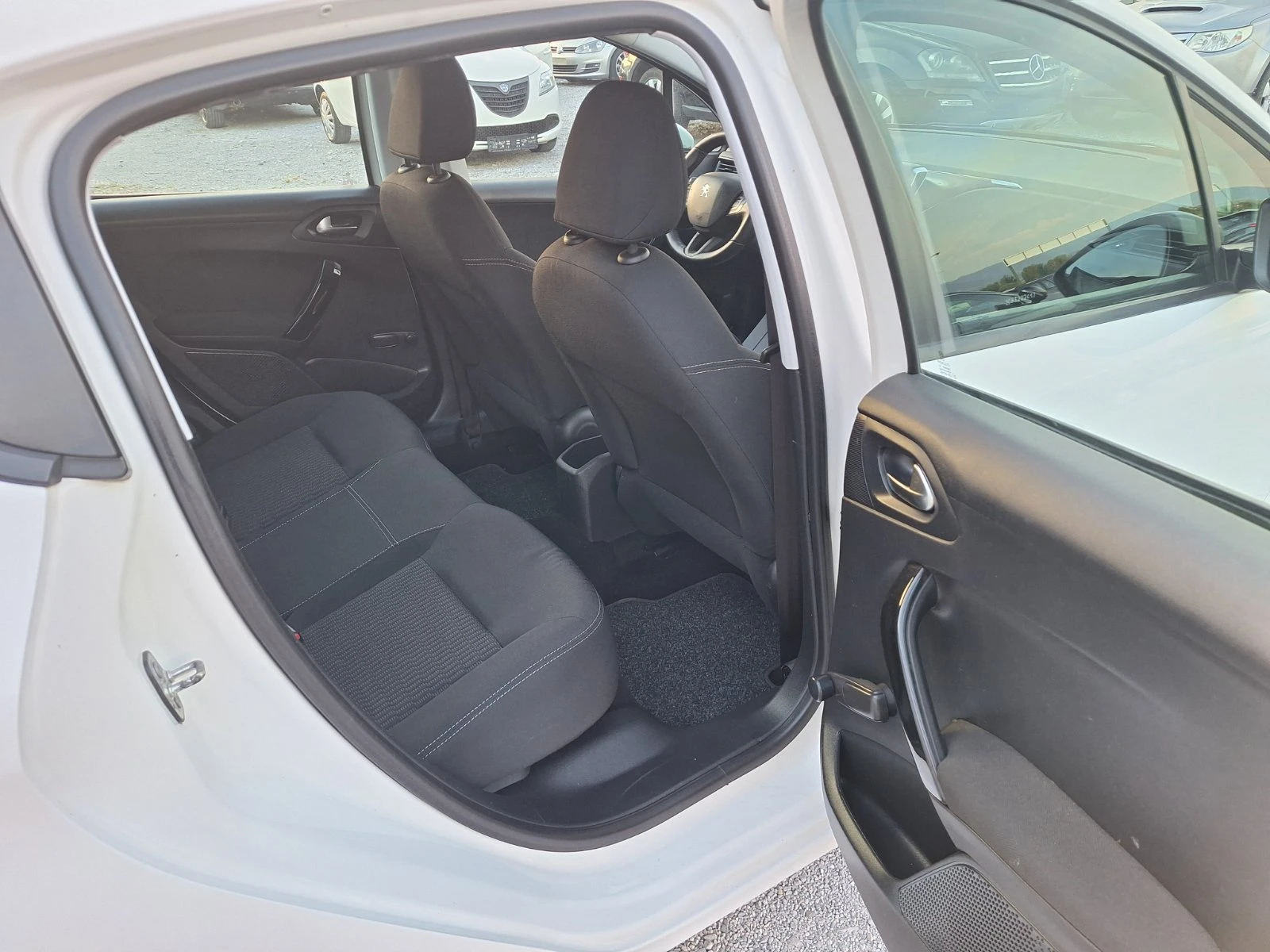 Peugeot 208 1.6HDI-FACE LIFT-EURO6, снимка 11 - Автомобили и джипове - 54919340
