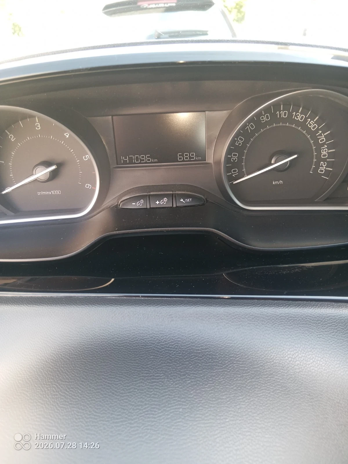 Peugeot 208 1.6HDI, снимка 11 - Автомобили и джипове - 55451567