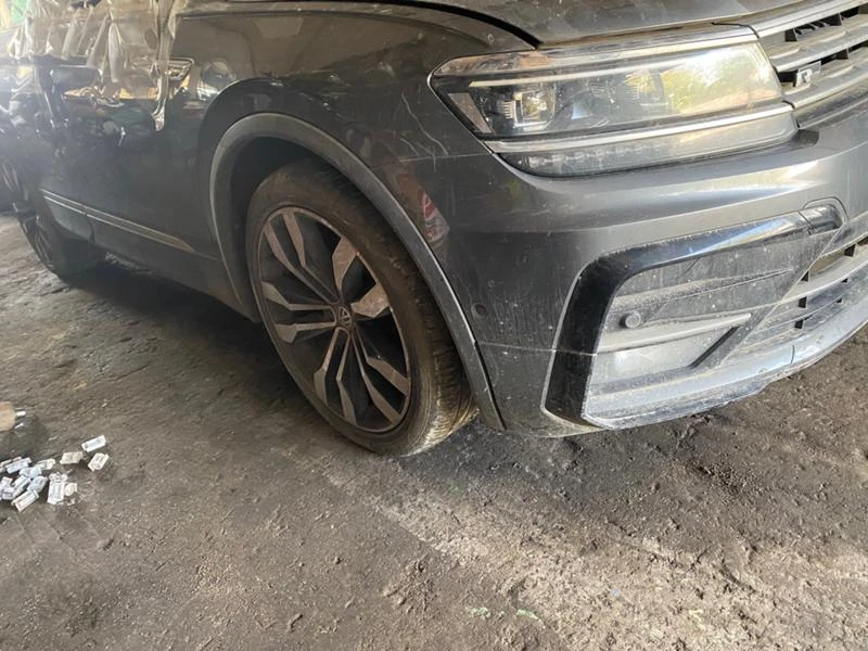 VW Tiguan 2.0TDI R-Line, снимка 1 - Автомобили и джипове - 36682402