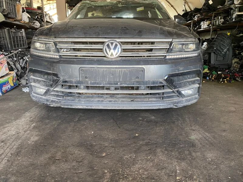 VW Tiguan 2.0TDI R-Line, снимка 2 - Автомобили и джипове - 36682402