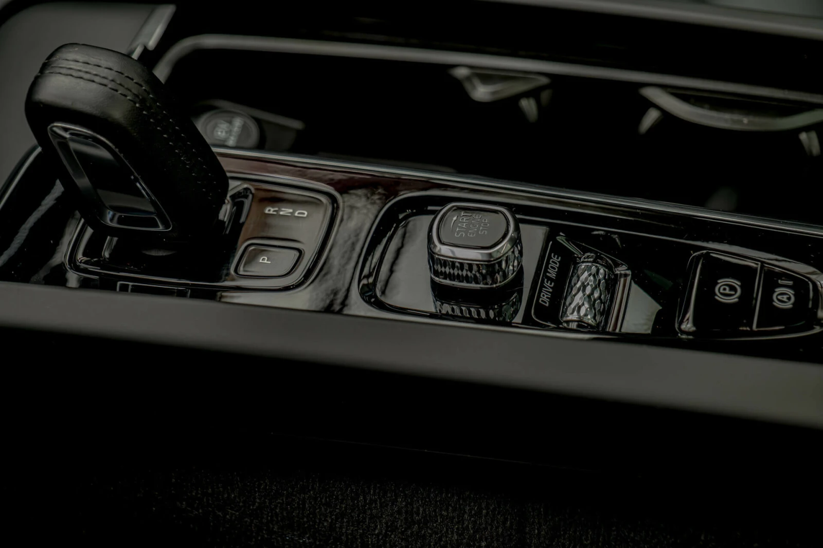 Volvo XC60 T8 Twen Plug in Hybrid/Inscription/AWD/Камера/Пано - изображение 10