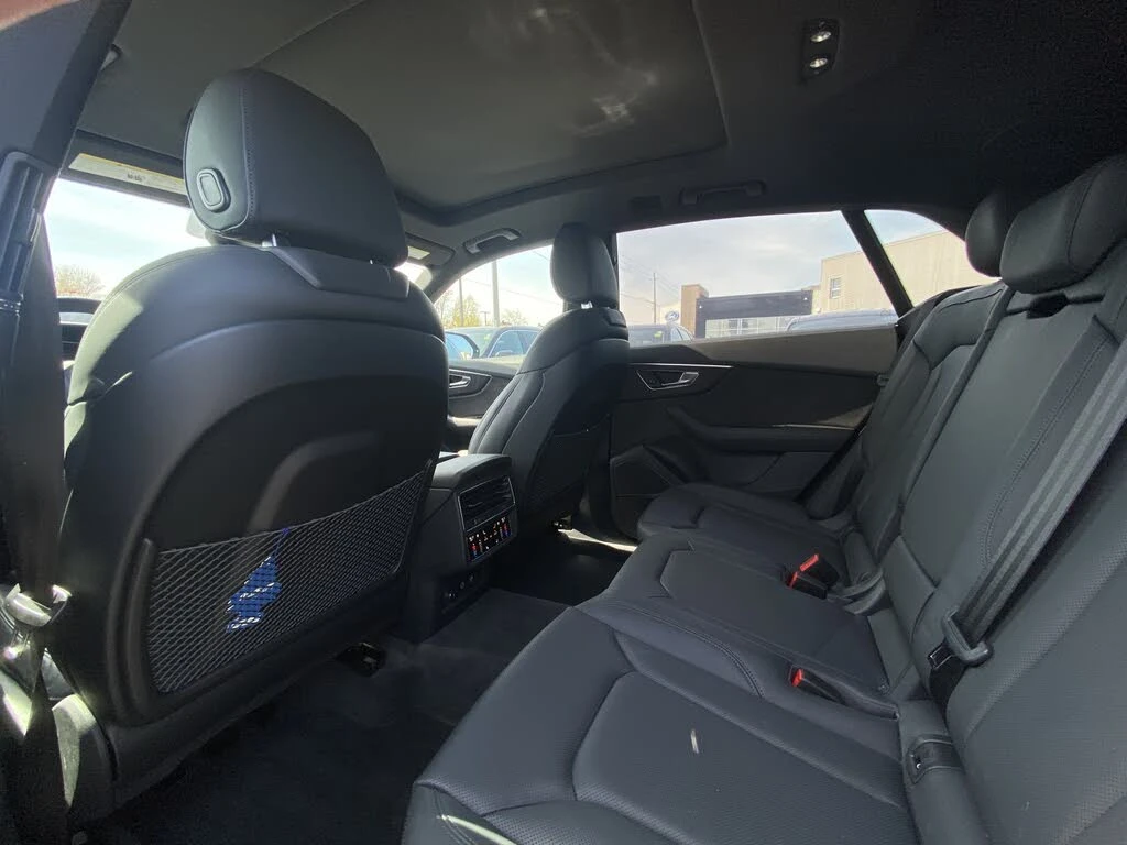 Audi Q8 TECHNIK* S LINE* HEAD-UP* DISTRONIC* 360* ОБДУХВАН, снимка 17 - Автомобили и джипове - 54970830