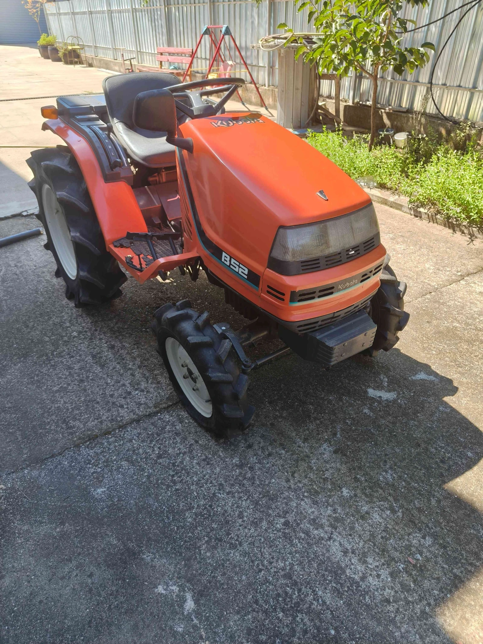 Трактор Kubota B52, снимка 1