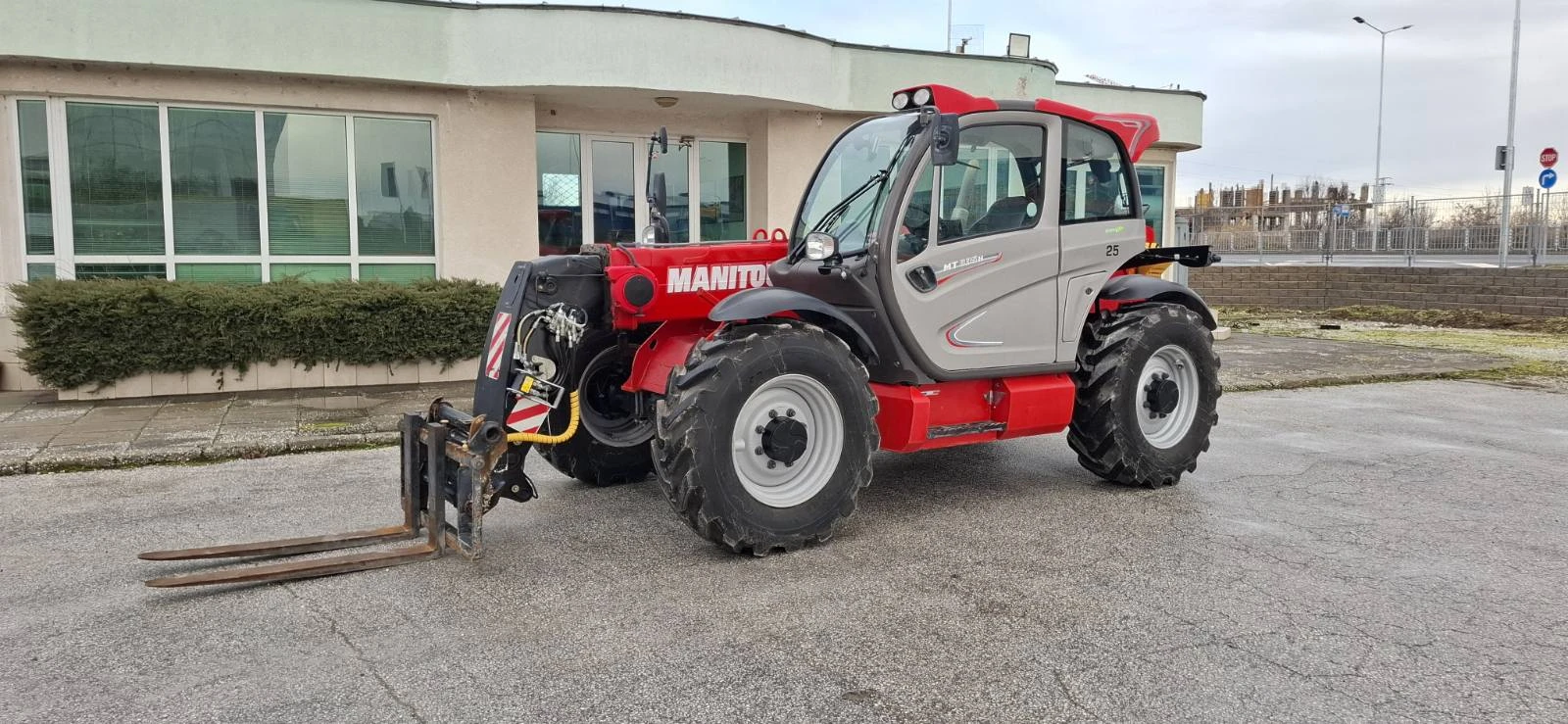 Телескопични товарачи Manitou 835H , КОФА+ ВИЛИЦИ+ ЩИПКА - изображение 6