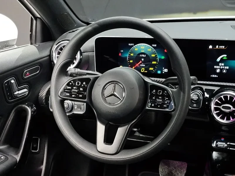 Mercedes-Benz A 200 Sedan, снимка 13 - Автомобили и джипове - 55951722