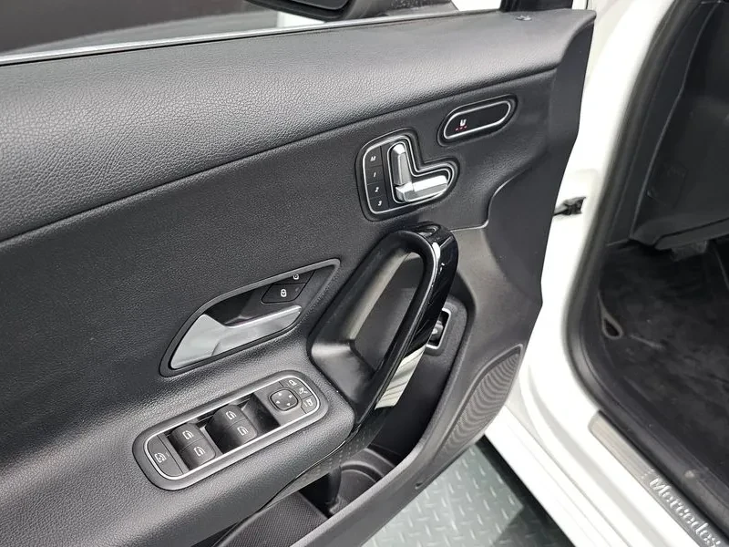 Mercedes-Benz A 200 Sedan, снимка 17 - Автомобили и джипове - 55951722