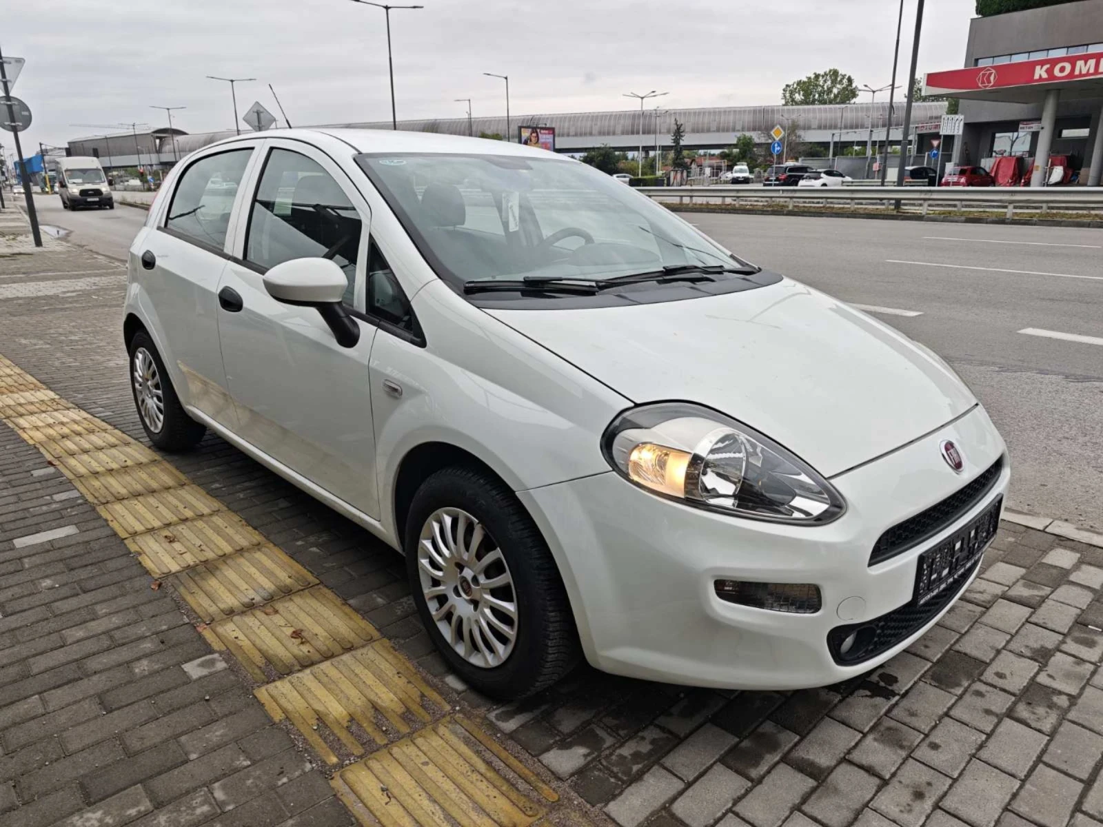 Fiat Punto 1.2i euro6b КЛИМАТИК  - изображение 4