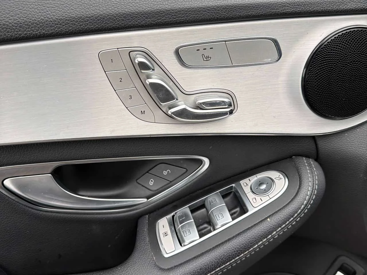 Mercedes-Benz C 300 * DISTRONIC* PANORAMA* ПОДГРЕВИ* , снимка 13 - Автомобили и джипове - 53904820