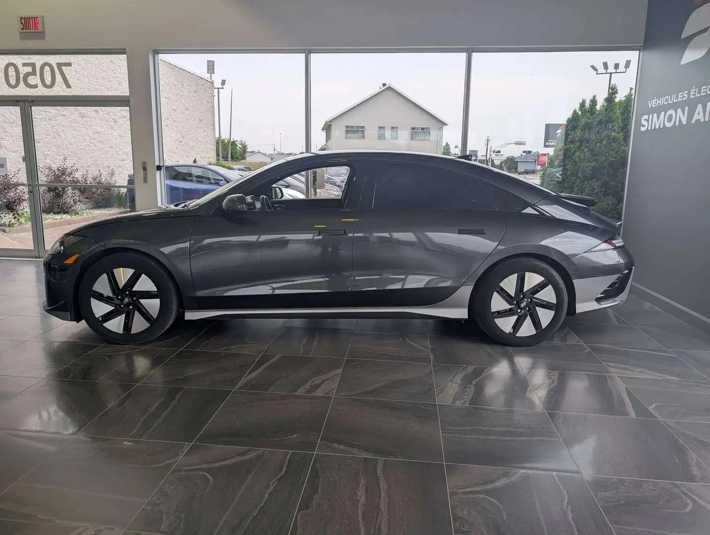 Hyundai Ioniq 6 Keyless* НАВИ* Blind spot* , снимка 2 - Автомобили и джипове - 55955547