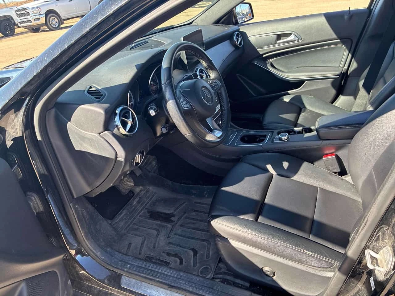 Mercedes-Benz GLA 250 | ПАНОРАMA| ПОДГРЕВИ| КОМПЛ. ГУМИ С ДЖАНТИ| CARFAX, снимка 8 - Автомобили и джипове - 54567997
