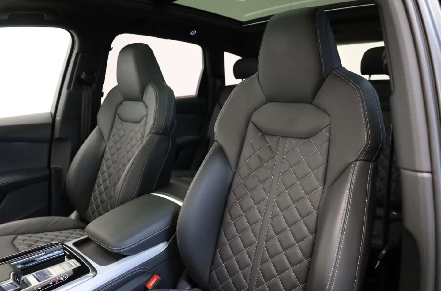 Audi SQ7 FACELIFT / BLACК OPTIC/ MATRIX / B&O / HUD / PANO/, снимка 7 - Автомобили и джипове - 56093745