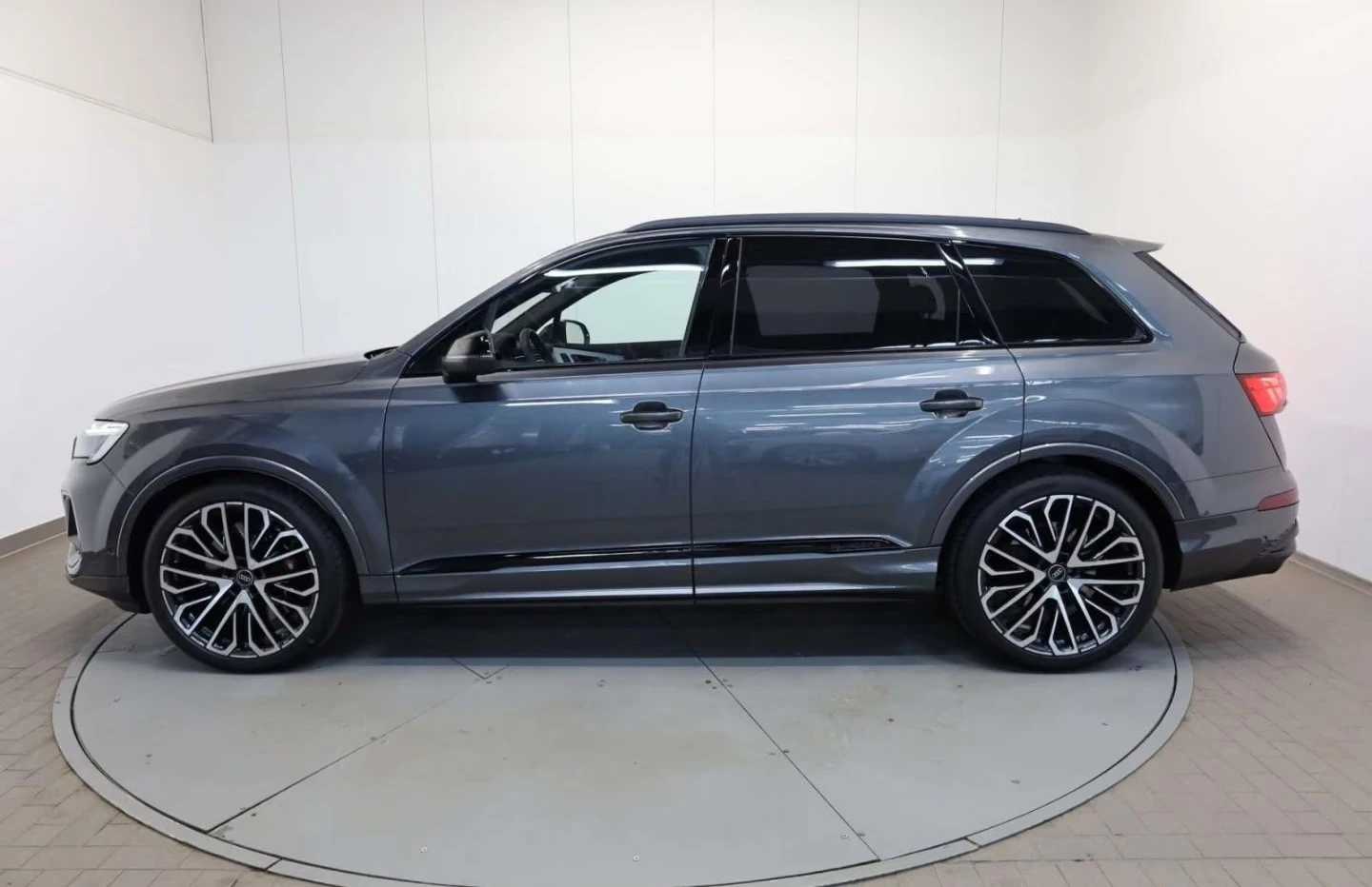 Audi SQ7 FACELIFT / BLACК OPTIC/ MATRIX / B&O / HUD / PANO/, снимка 3 - Автомобили и джипове - 56093745