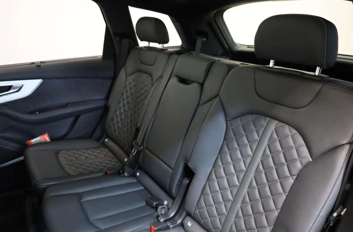 Audi SQ7 FACELIFT / BLACК OPTIC/ MATRIX / B&O / HUD / PANO/, снимка 12 - Автомобили и джипове - 56093745