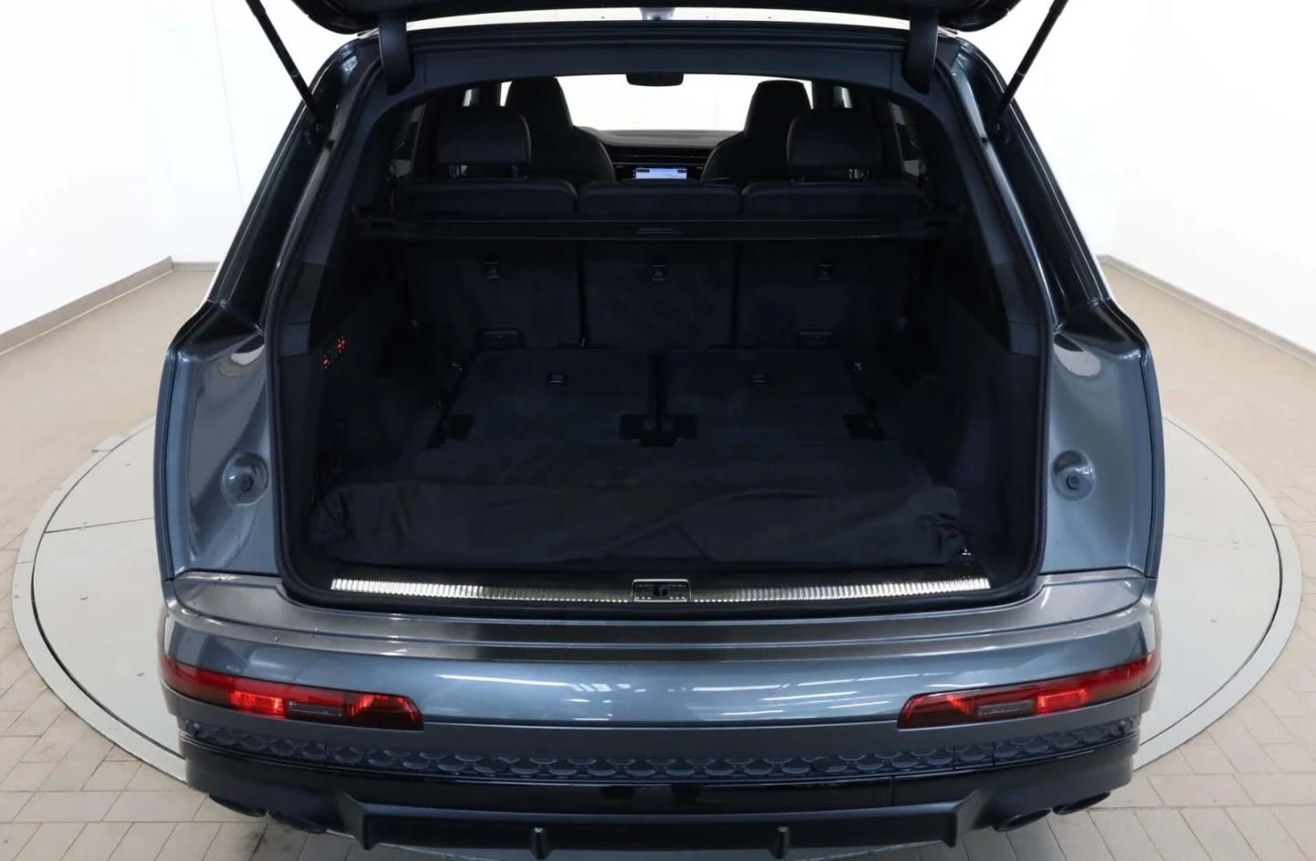 Audi SQ7 FACELIFT / BLACК OPTIC/ MATRIX / B&O / HUD / PANO/, снимка 14 - Автомобили и джипове - 56093745
