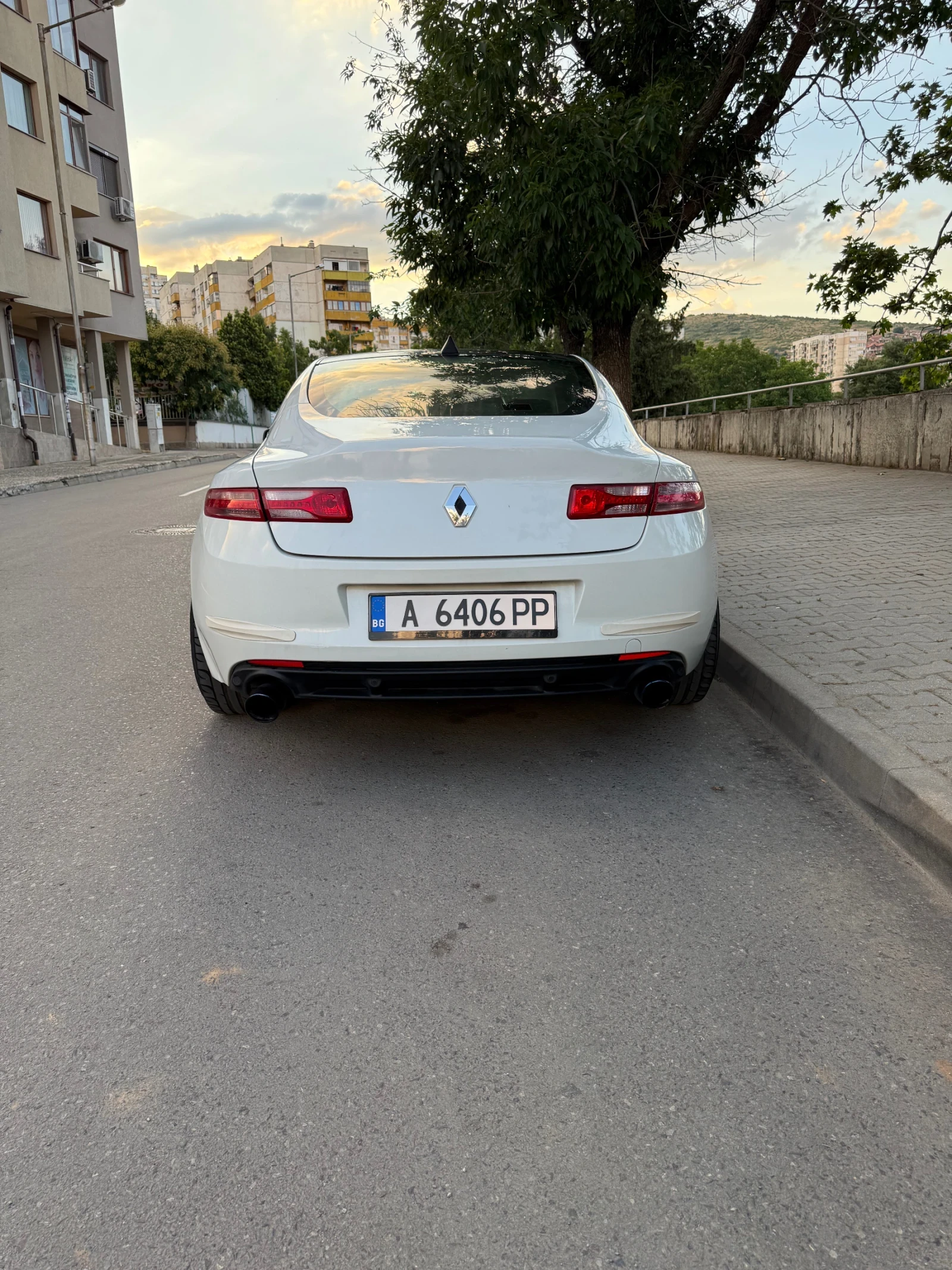 Renault Laguna Coupe 2.0DCi, снимка 3 - Автомобили и джипове - 55157373