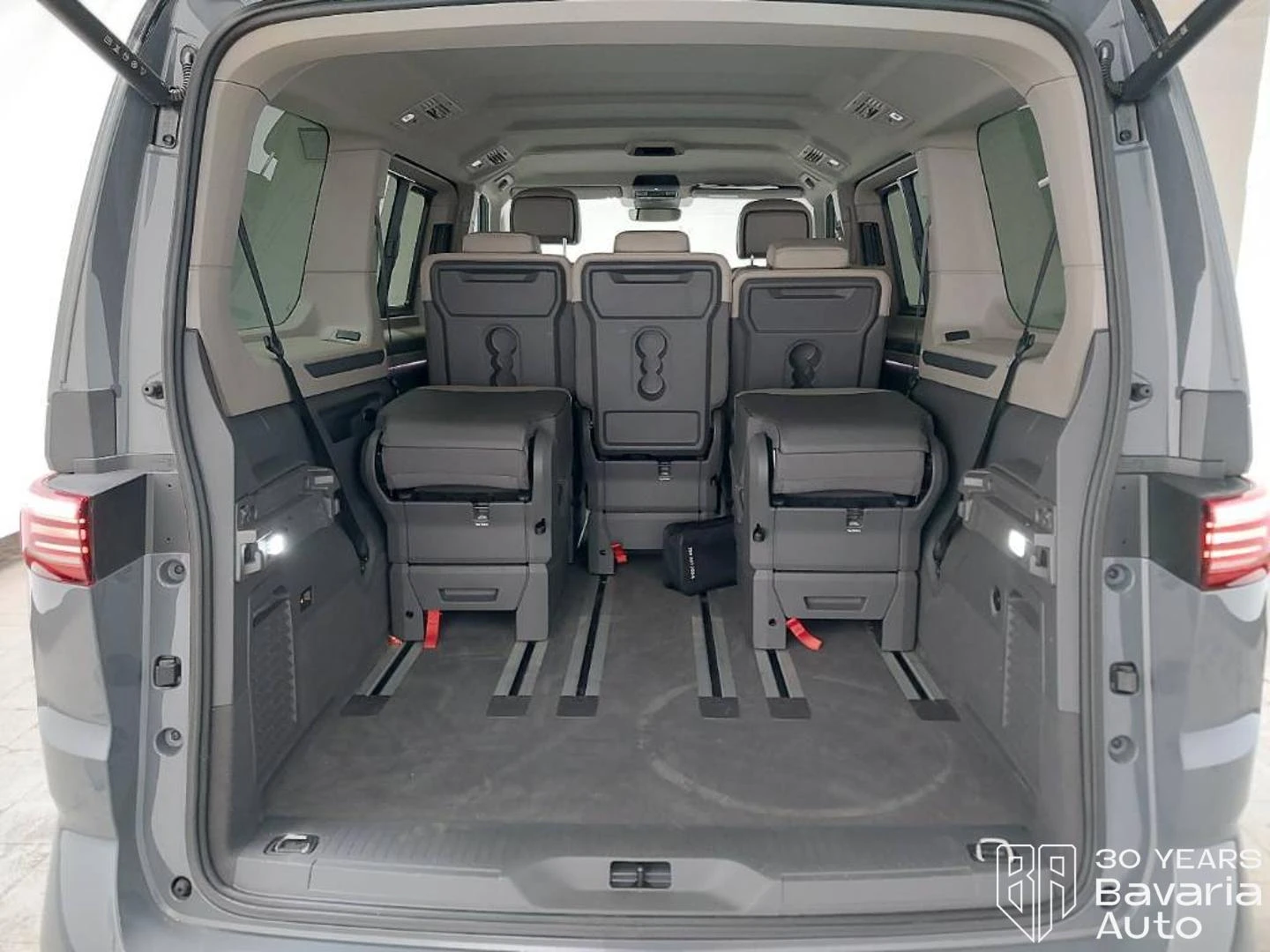 VW Multivan Edition lang DSG Easy Open Basic, снимка 10 - Автомобили и джипове - 55215058