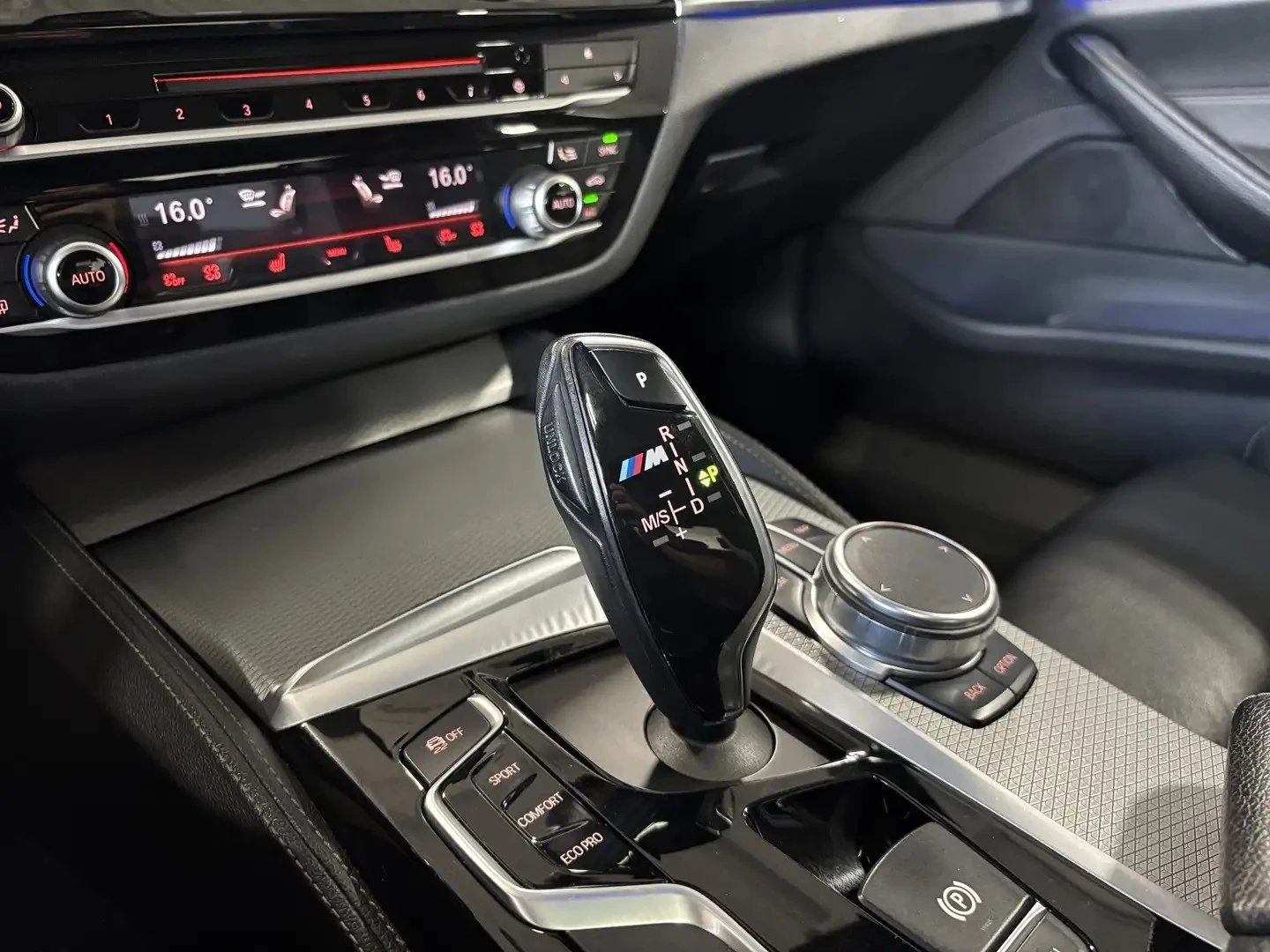 BMW 540 xDrive M Sport PKG ЦЕНА ДО БГ АВТОКРЕДИТ, снимка 10 - Автомобили и джипове - 55386361