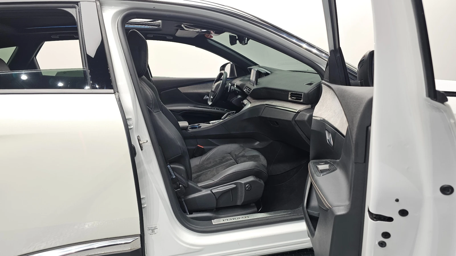 Peugeot 3008 1.5 BlueHDi GT | Адаптивен круиз | Масаж | Панорам, снимка 10 - Автомобили и джипове - 55595030