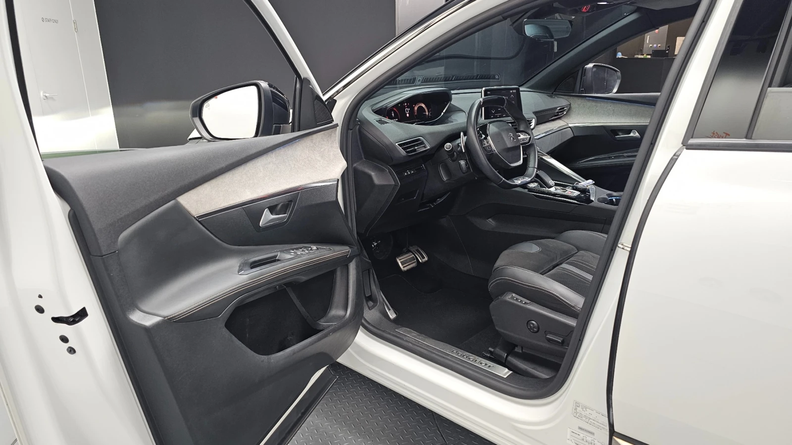 Peugeot 3008 1.5 BlueHDi GT | Адаптивен круиз | Масаж | Панорам, снимка 9 - Автомобили и джипове - 55595030