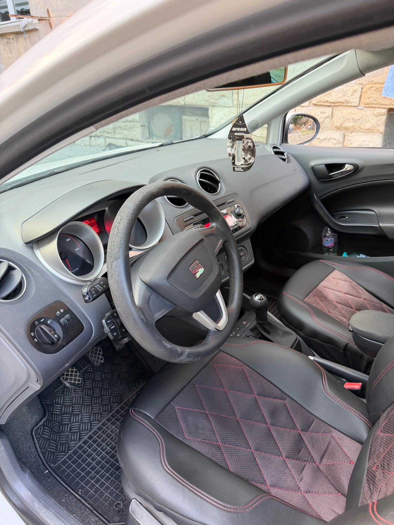 Seat Ibiza 1.6 tdi 105 кс, снимка 8 - Автомобили и джипове - 55930463