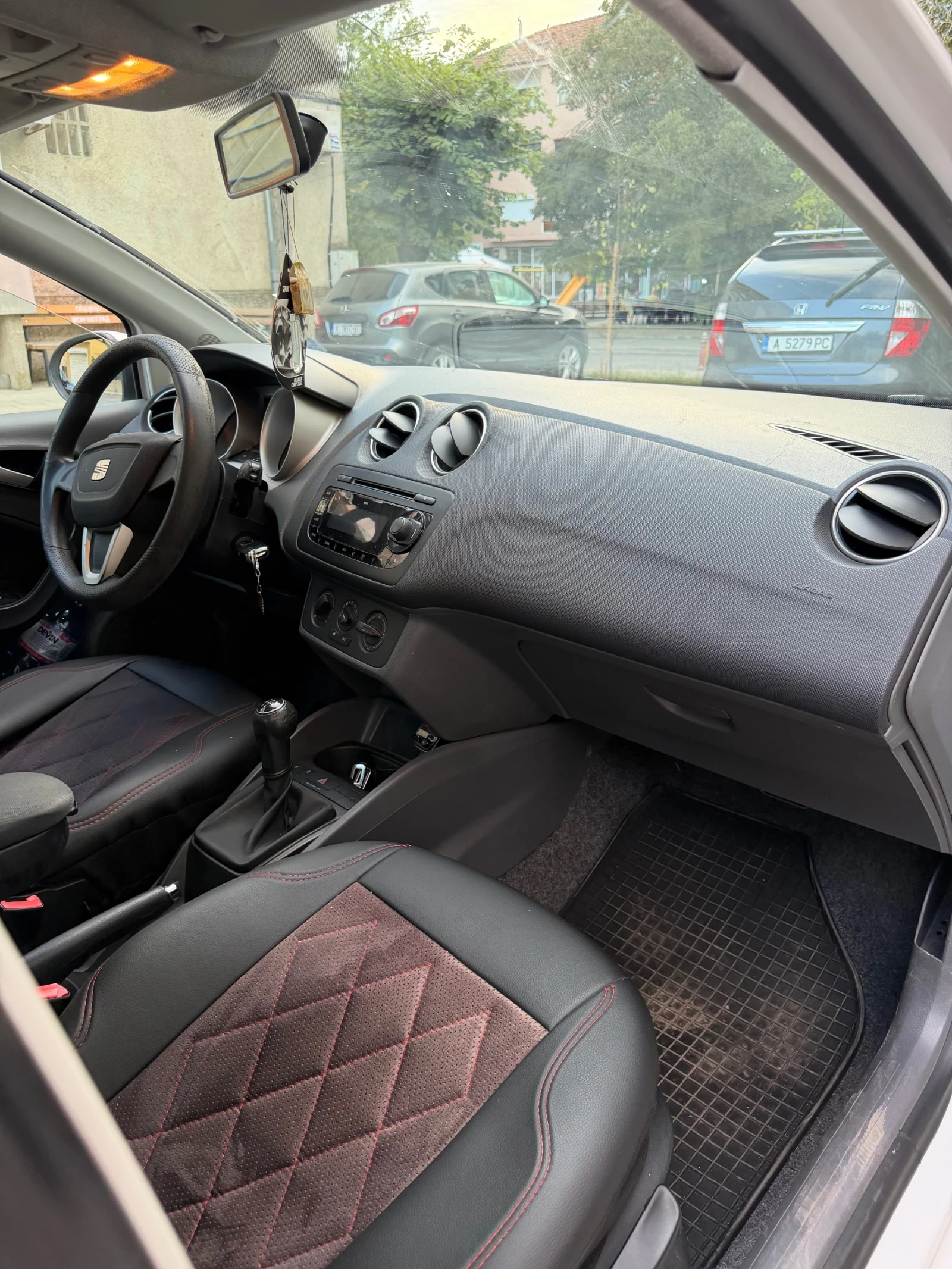 Seat Ibiza 1.6 tdi 105 кс, снимка 7 - Автомобили и джипове - 55930463