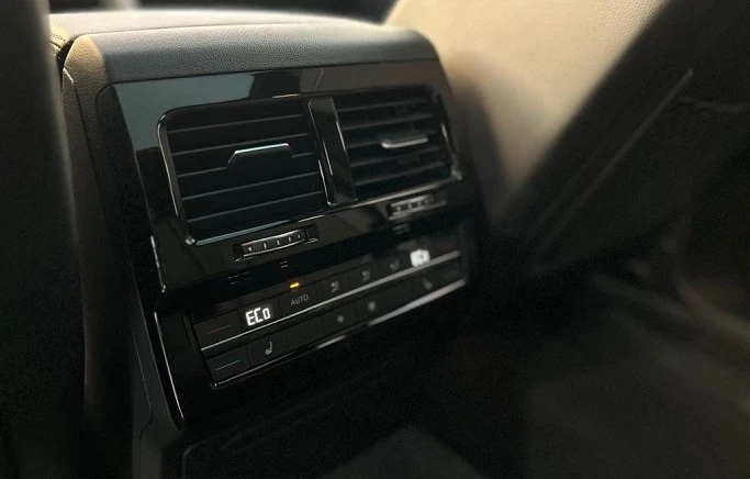 VW Touareg 3.0 TSI 4Motion = R-line = Гаранция, снимка 13 - Автомобили и джипове - 52837518