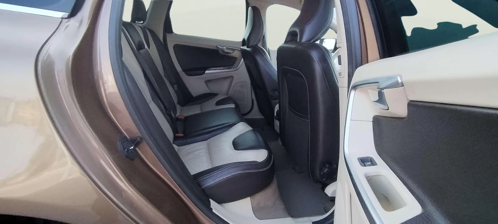 Volvo XC60 2.4 D5, снимка 10 - Автомобили и джипове - 53788943