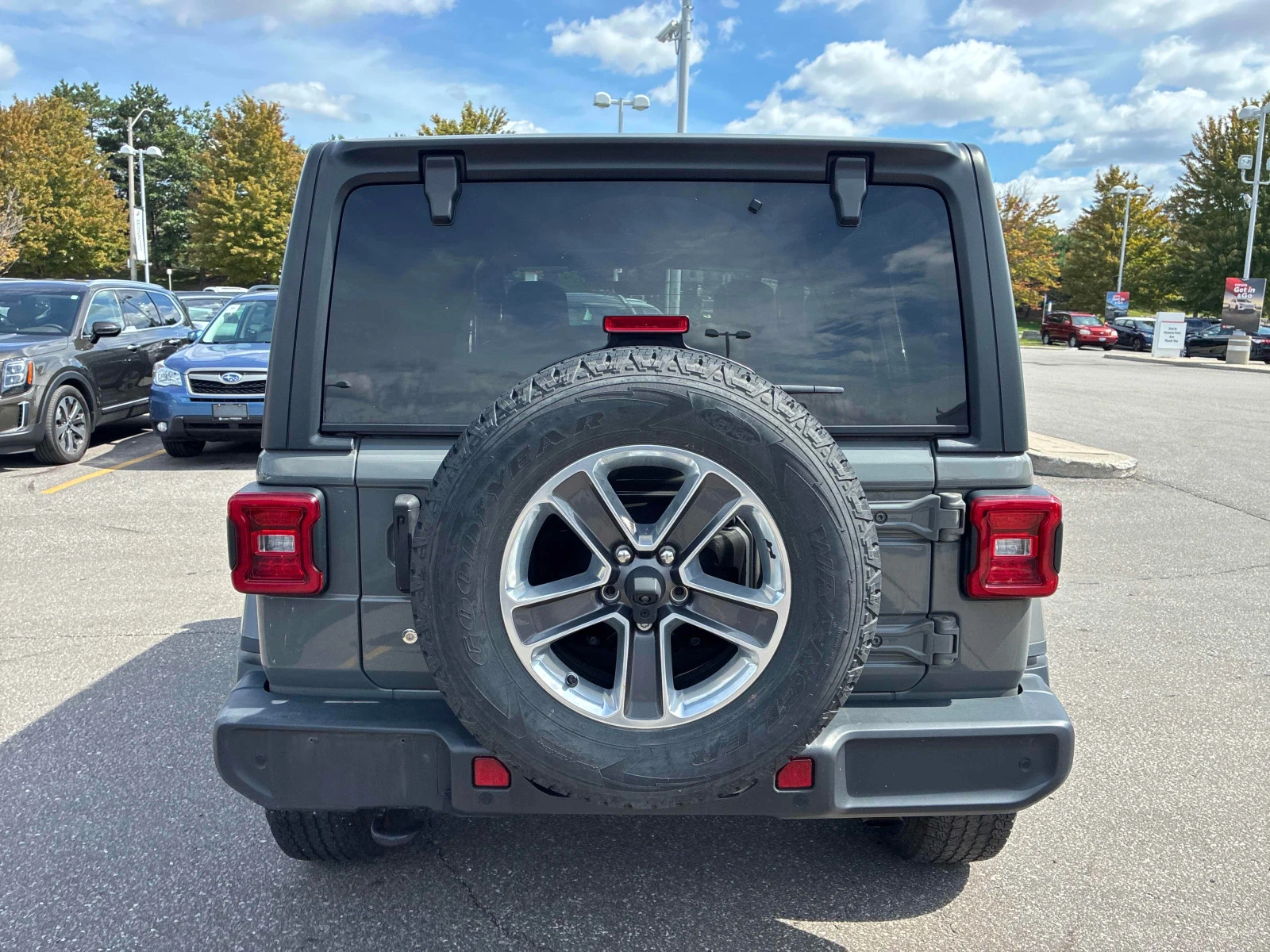 Jeep Wrangler Sahara* CARFAX* АВТОКРЕДИТ БЕЗ ПЪРВОНАЧАЛНА ВНОСКА, снимка 4 - Автомобили и джипове - 56001777