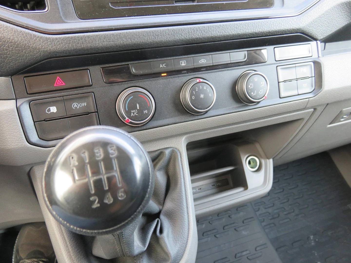 VW Crafter, снимка 10 - Бусове и автобуси - 56420307