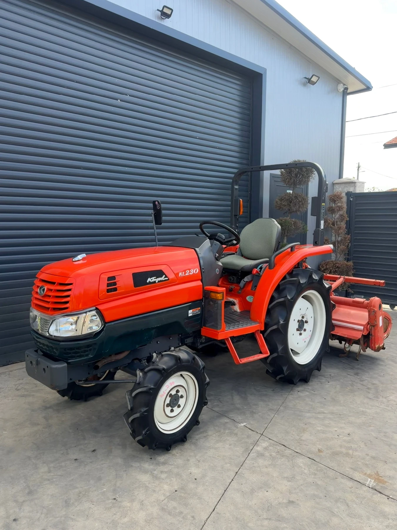 Трактор Kubota KL230 23кс. КАТО НОВ!