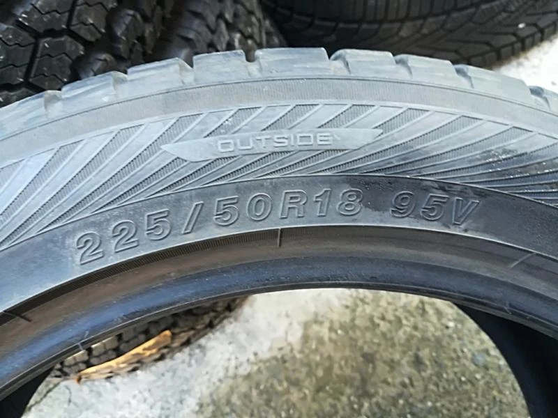 Гуми Зимни 225/50R18, снимка 5 - Гуми и джанти - 23733465