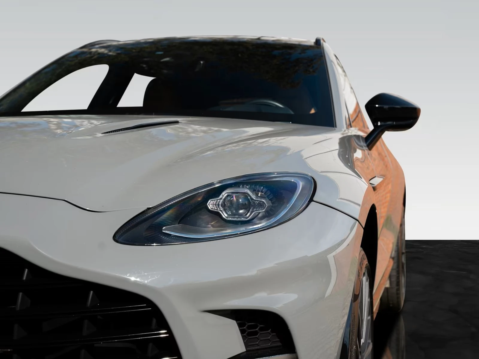 Aston Martin DBX 707 Ceramic Duotone Interior Privacy Glass  - изображение 2