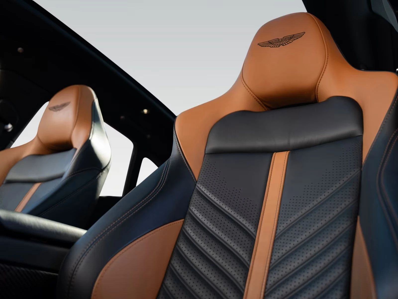 Aston Martin DBX 707 Ceramic Duotone Interior Privacy Glass  | Mobile.bg   12