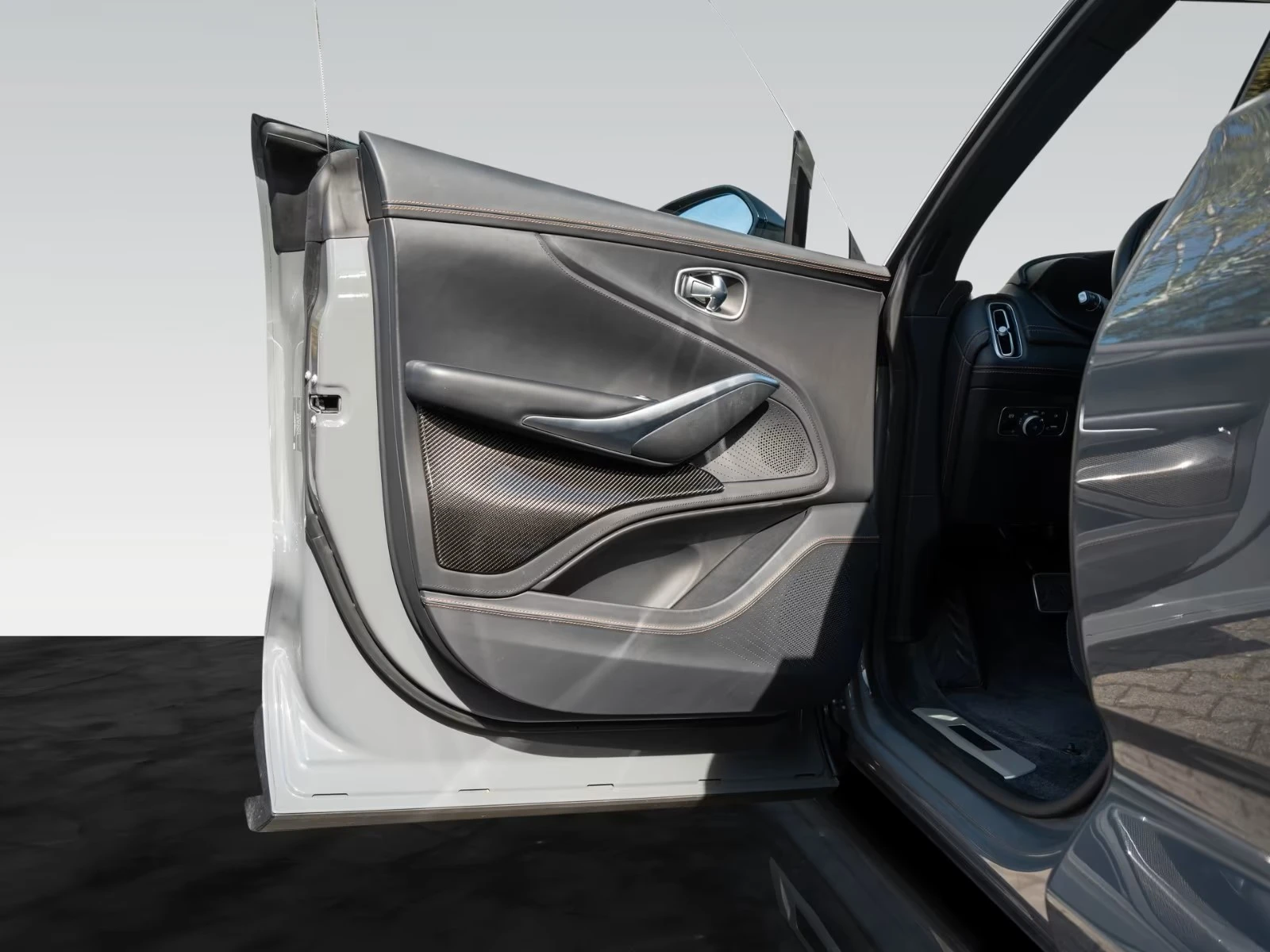 Aston Martin DBX 707 Ceramic Duotone Interior Privacy Glass  - изображение 6