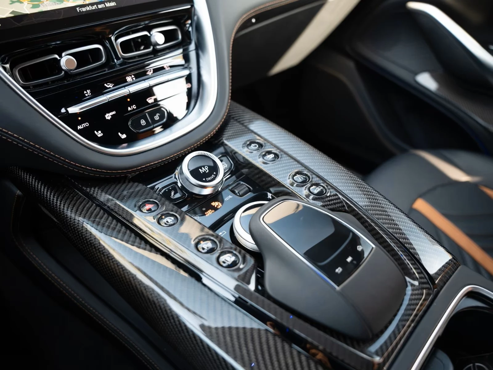 Aston Martin DBX 707 Ceramic Duotone Interior Privacy Glass  - изображение 10
