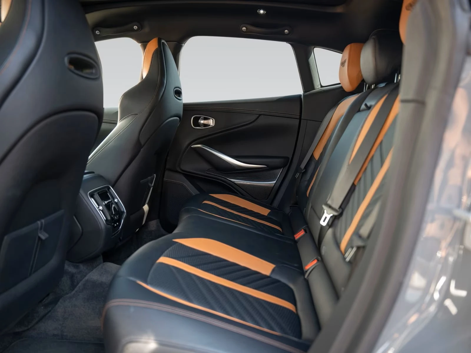 Aston Martin DBX 707 Ceramic Duotone Interior Privacy Glass  | Mobile.bg   13