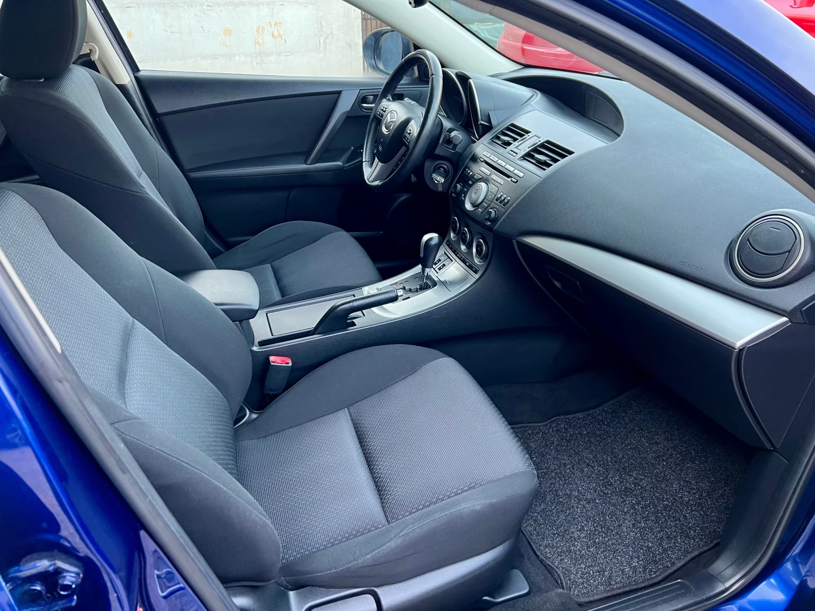 Mazda 3 2.0i АВТОМАТ ШВЕЙЦАРИЯ, снимка 8 - Автомобили и джипове - 52214637