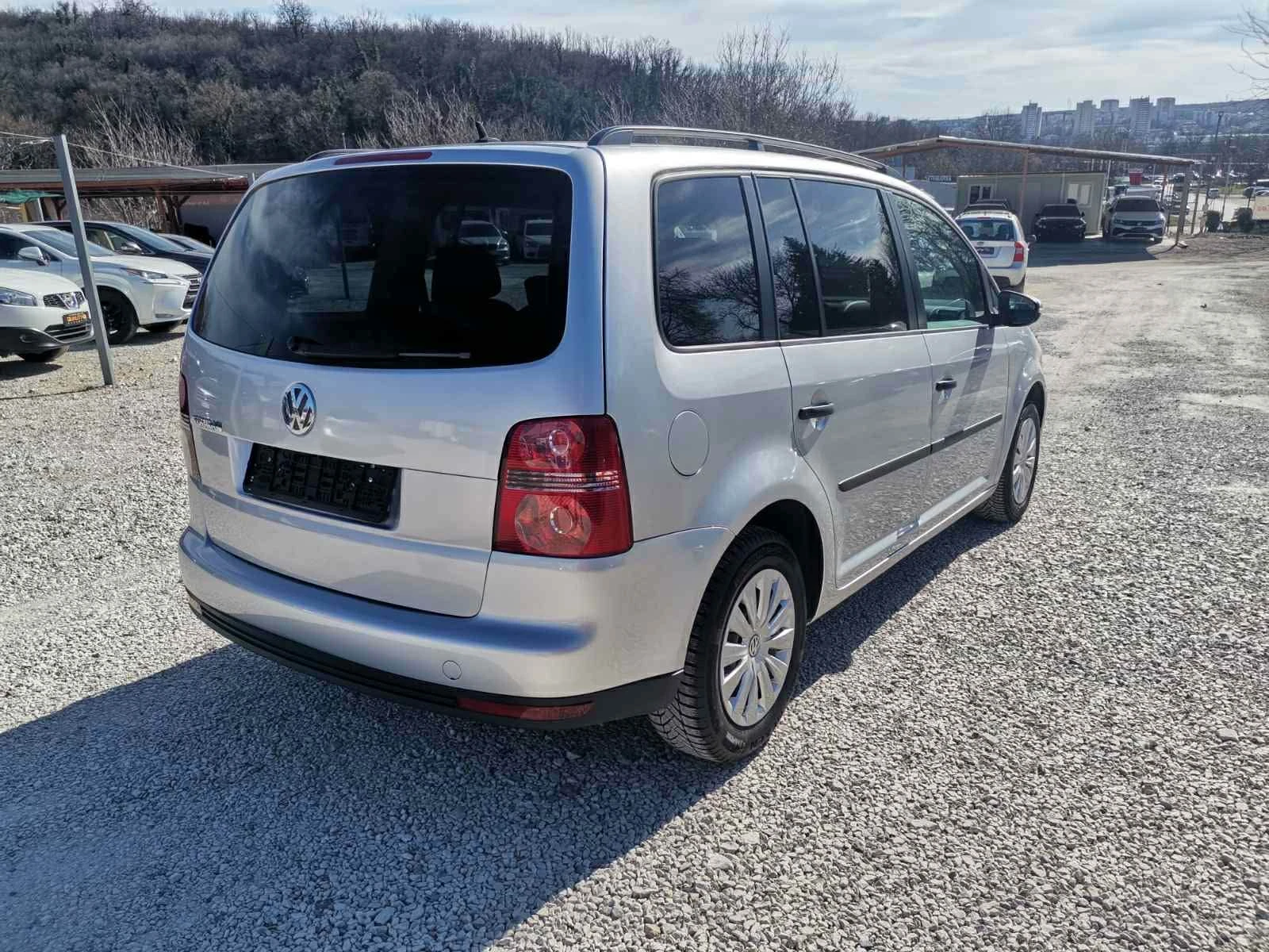 VW Touran 1.6 I 102 k.c.7-МЕСТА, снимка 6 - Автомобили и джипове - 53810400