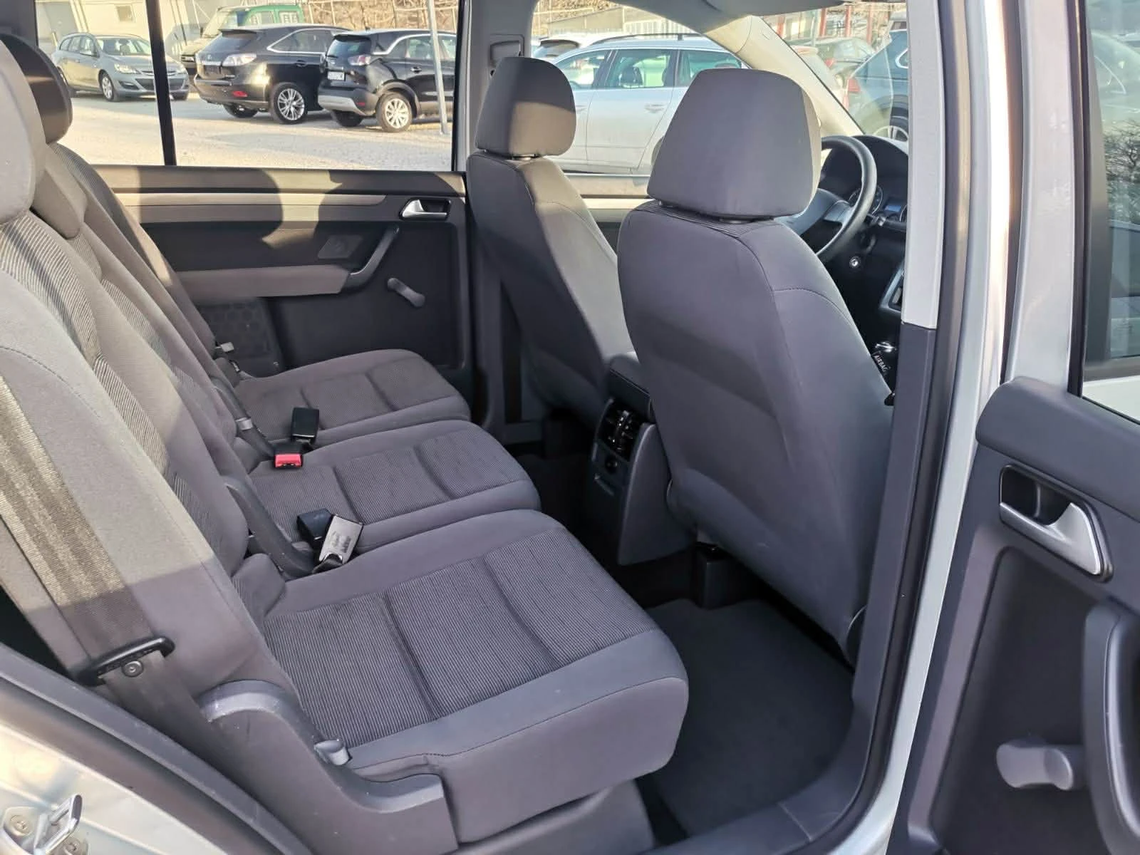 VW Touran 1.6 I 102 k.c.7-МЕСТА, снимка 13 - Автомобили и джипове - 53810400