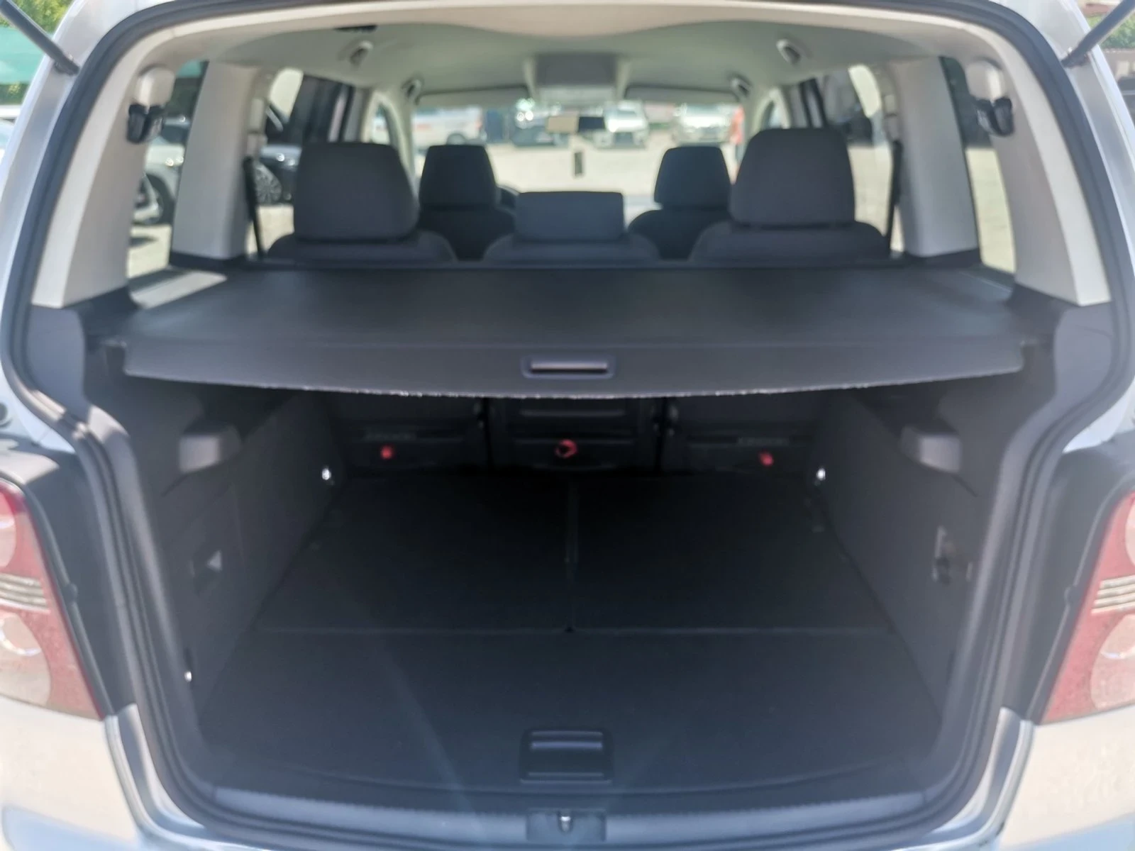 VW Touran 1.6 I 102 k.c.7-МЕСТА, снимка 13 - Автомобили и джипове - 53810400