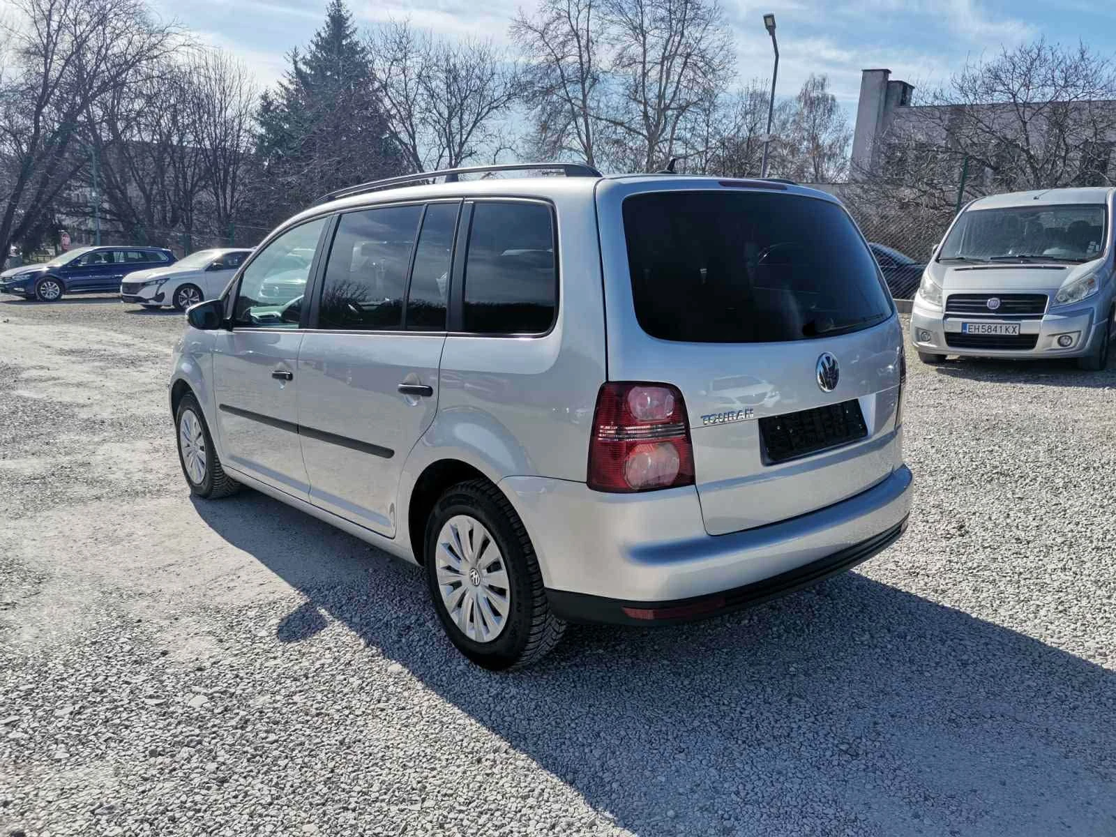 VW Touran 1.6 I 102 k.c.7-МЕСТА, снимка 4 - Автомобили и джипове - 53810400