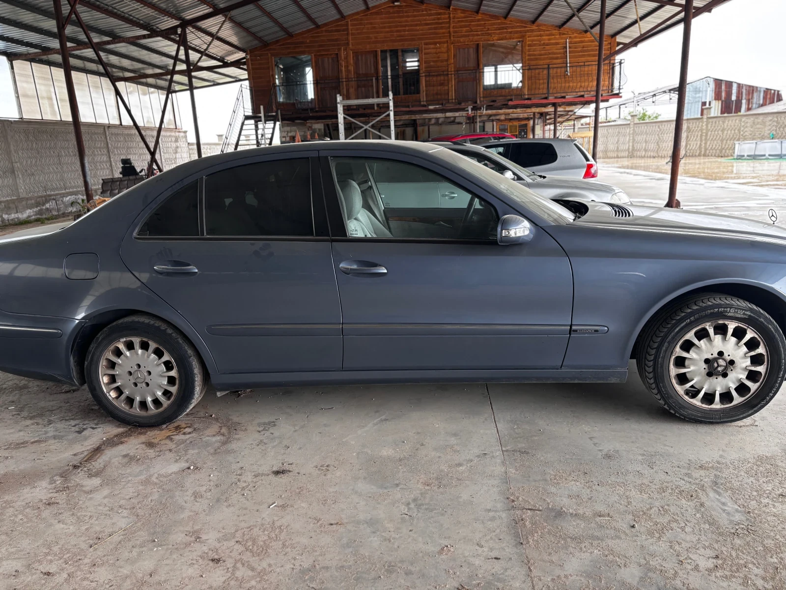 Mercedes-Benz E 220, снимка 4 - Автомобили и джипове - 54370257