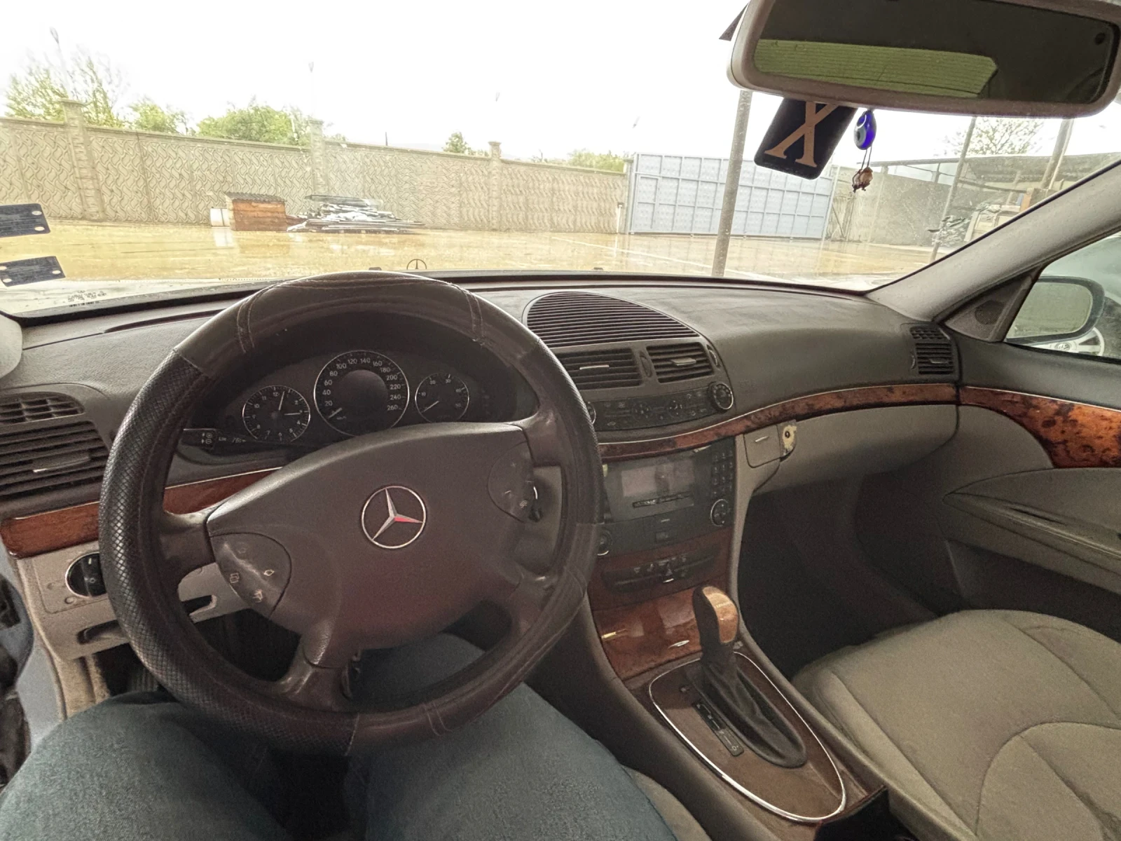Mercedes-Benz E 220, снимка 5 - Автомобили и джипове - 54370257