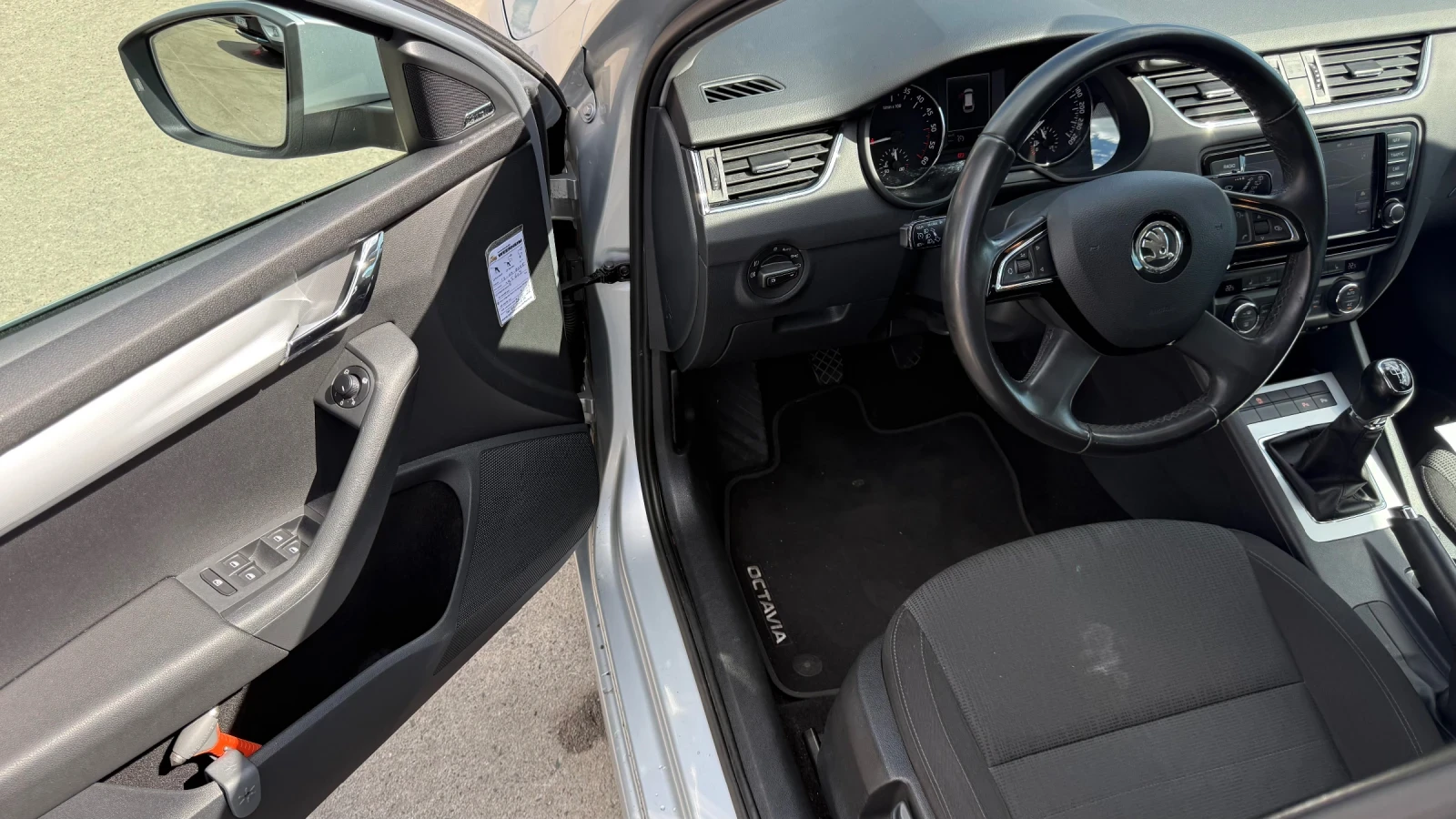 Skoda Octavia 1.6 TDI ParkAssist Distronic, снимка 9 - Автомобили и джипове - 55069303