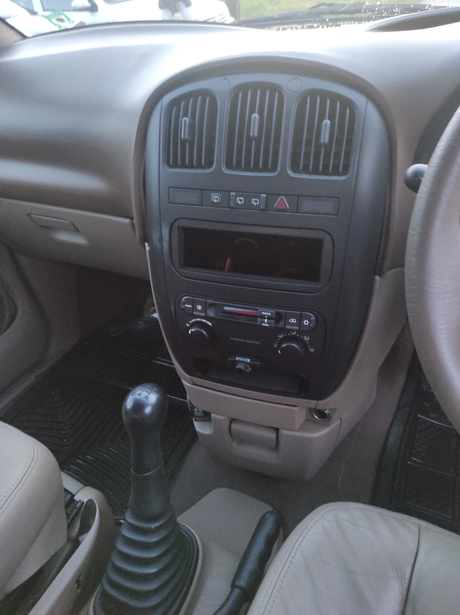 Chrysler Voyager 2.5 CRD TD, снимка 8 - Автомобили и джипове - 56696771