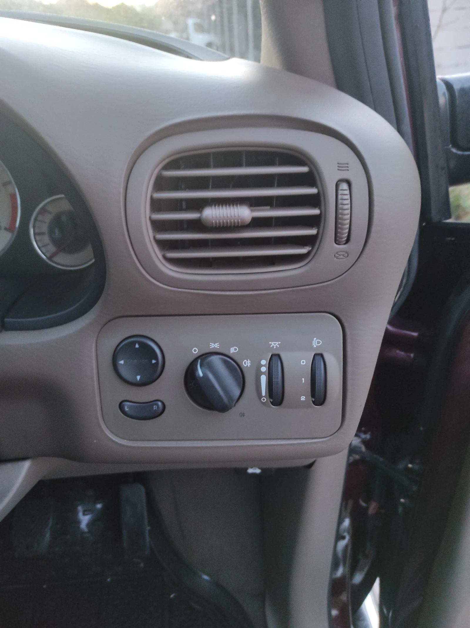Chrysler Voyager 2.5 CRD TD, снимка 9 - Автомобили и джипове - 56696771