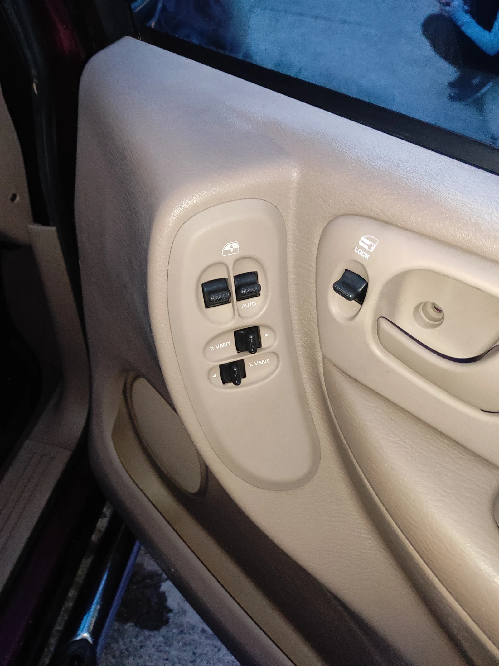 Chrysler Voyager 2.5 CRD TD, снимка 17 - Автомобили и джипове - 56696771